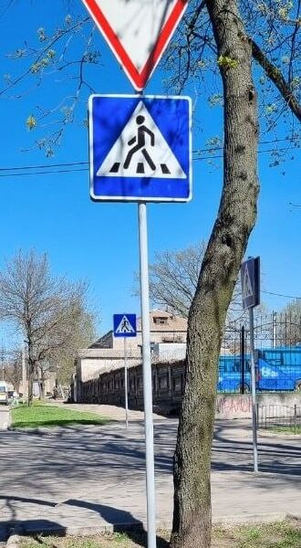 Стійка дорожнього знака (оцинкована/фарбована) Металовироби для благоустрою міста Стовпи, кронштейни декоративні елементи Стійка дорожнього знака (оцинкована/фарбована)